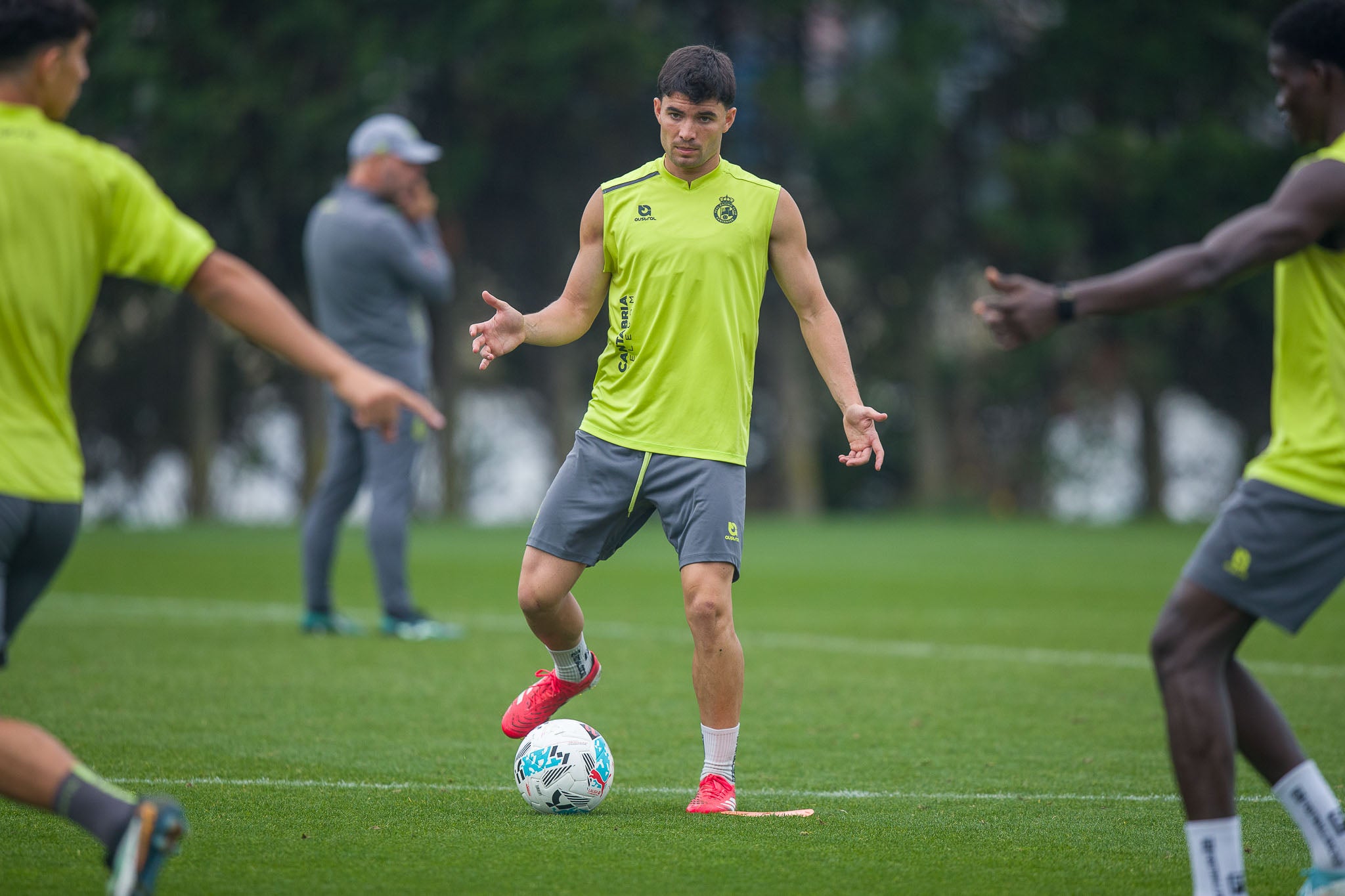 Aldasoro, durante los ejercicios con balón