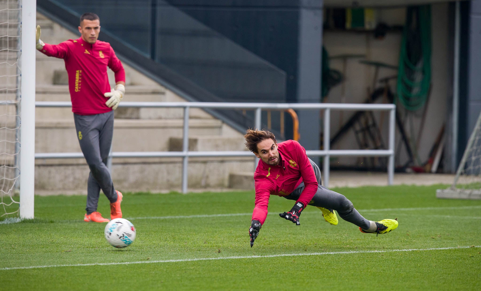 Ezkieta se lanza al suelo para tratar de detener el balón