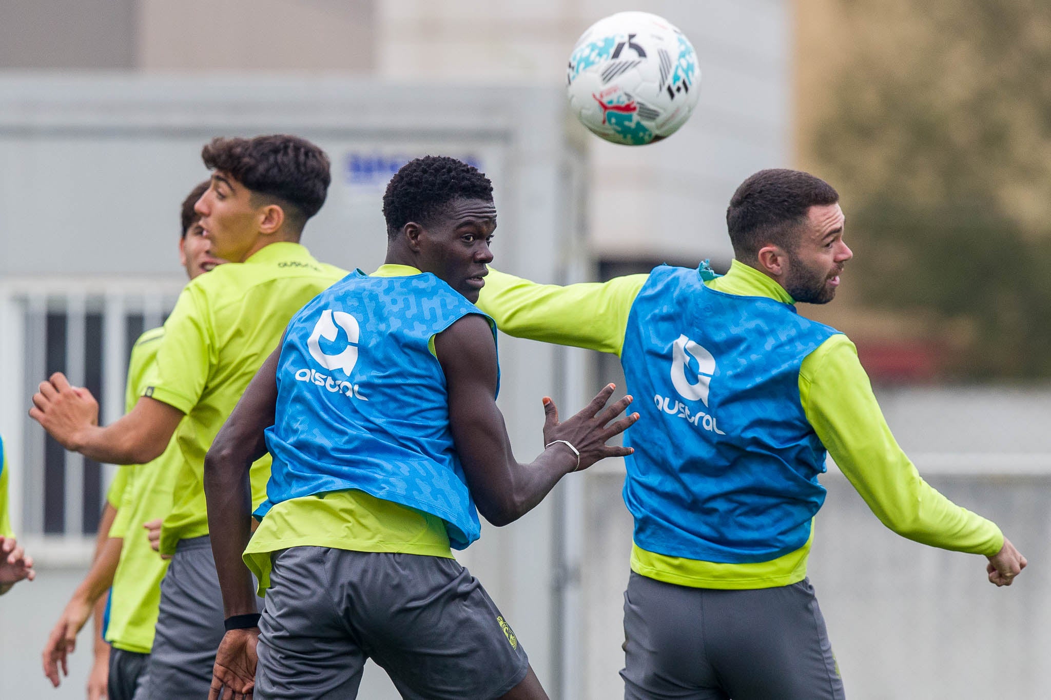 Sergio Martínez,  Maguette y Manu Hernando luchan por hacerse con el balón 