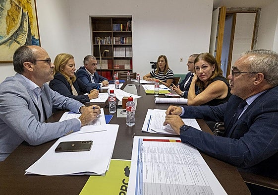 De izquierda a derecha, Juan José Alonso, María José González Revuelta, Roberto Media, María Higuera, José Antonio Cobo, Rosa Díaz y Pedro Hernando, ayer, en la reunión PP-PRC.