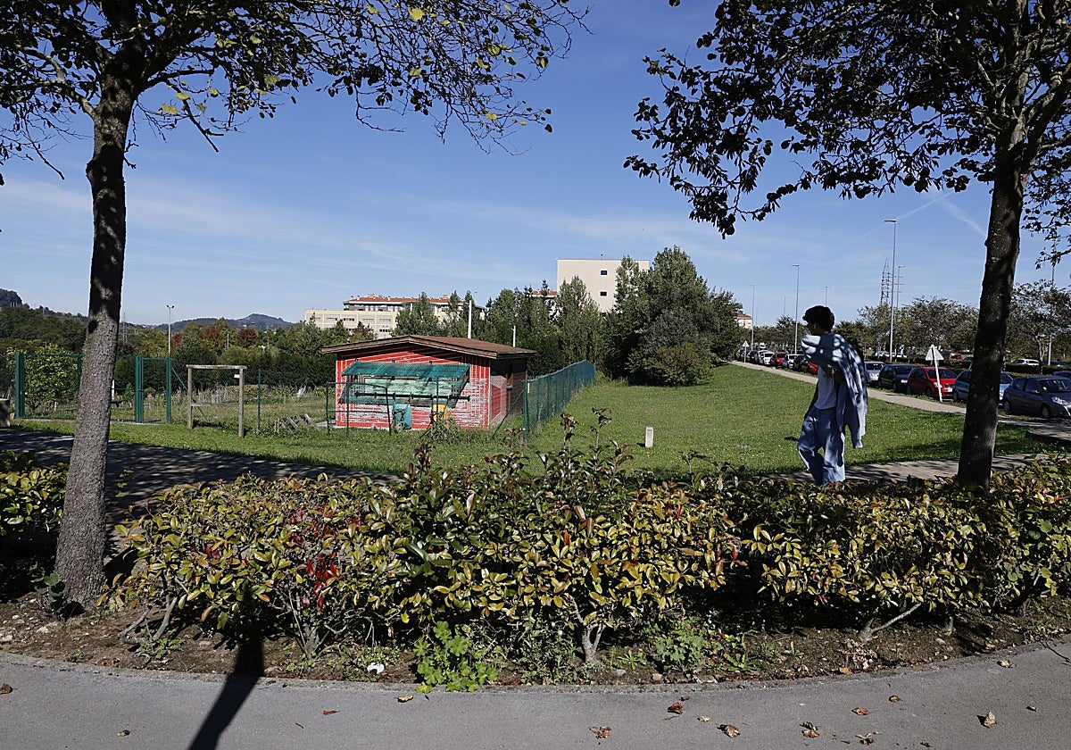 Un vecino camina junto a las parcelas donde se contempla la sede del Pctcan en Torrelavega, junto al campus universitario.