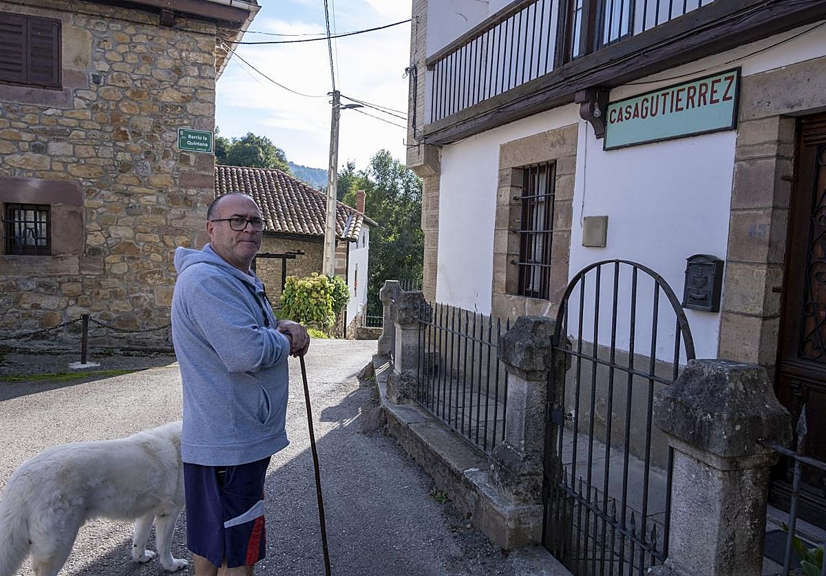 Juanma Obregón, frente al cártel del último bar que cerró en Cotillo de Anievas: Casa Gutiérrez.