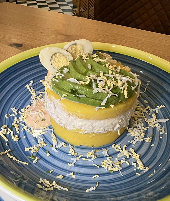 Imagen secundaria 2 - Ceviche clásico de corvina, sanguchón de cerdo y causa limeña.