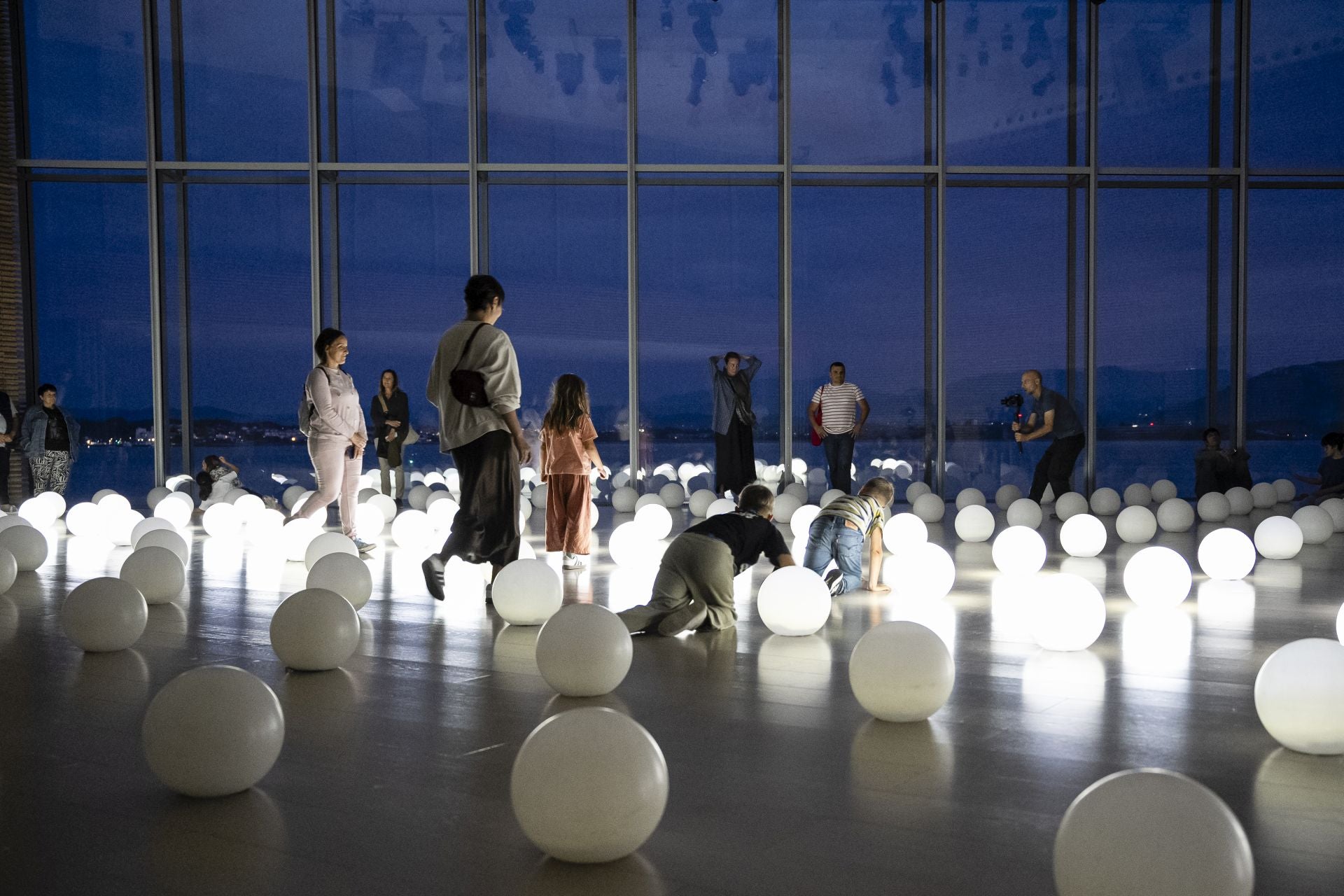 El Auditorio del Centro Botín alberga cientos de esferas luminosas de la instalación 'Globoscope'.