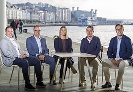Emérito Astuy, Sergio Peón, Isabel Fombellida, Francisco Agudo y Daniel Fidalgo comparten mesa junto a la bahía de Santander
