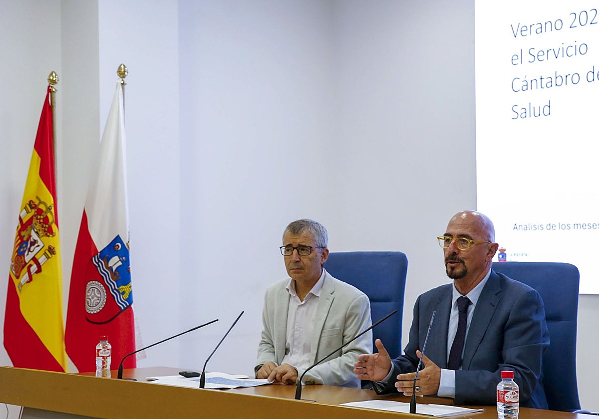 El gerente del SCS, Luis Carretero, y el consejero de Salud, César Pascual, atendieron a los medios.