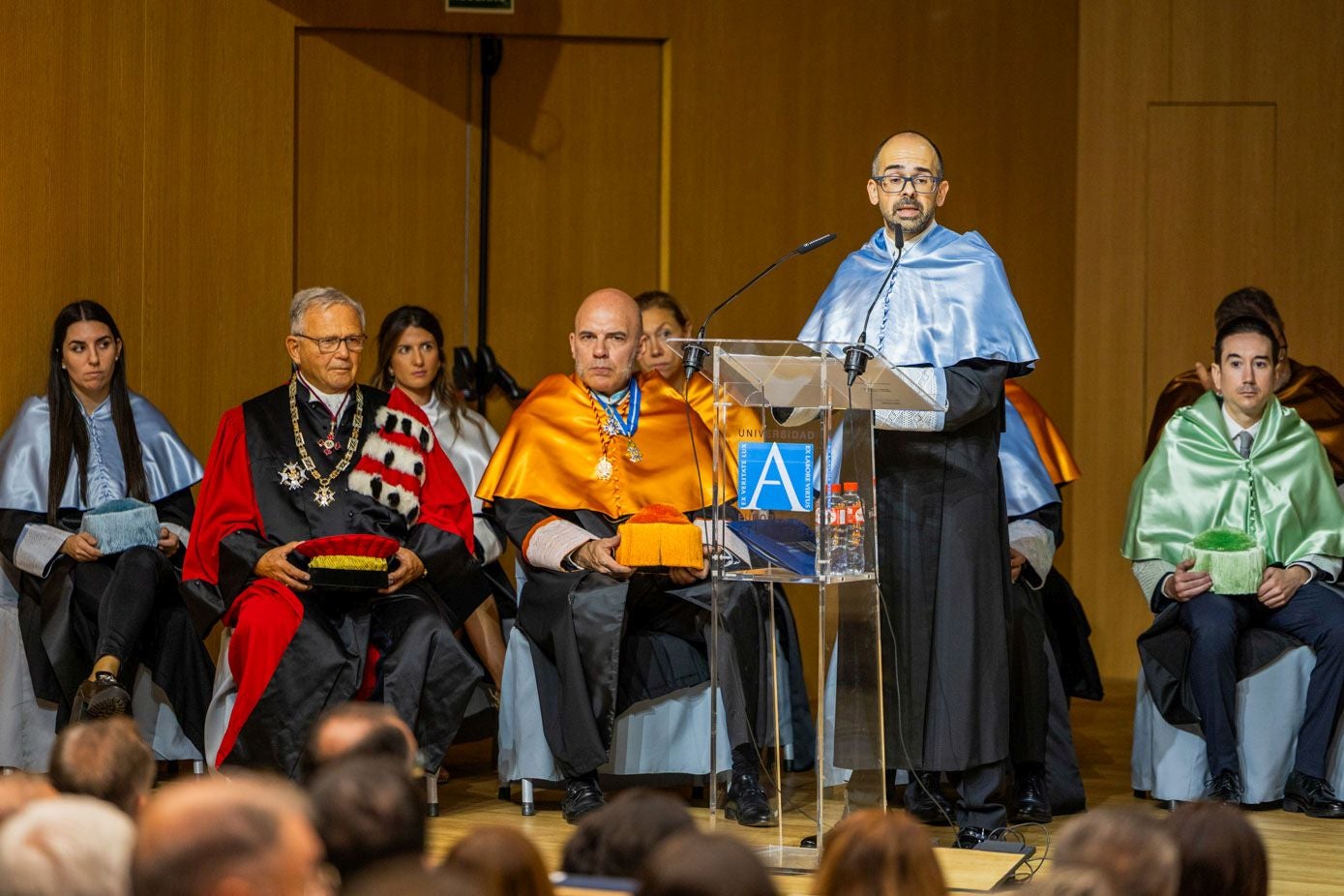 El secretario general de Uneat, Jesús Peña, se dirige al público desde el atril.