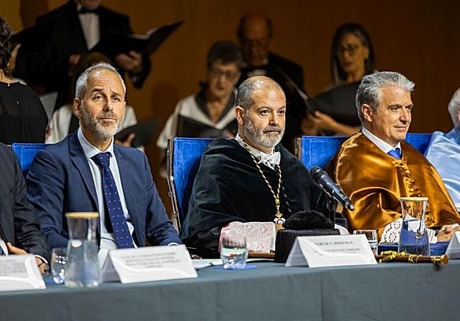 El consejero de Educación, Sergio Silva; el rector de Uneatlántico, Rubén Calderón; y director general de Funiber, Santos Gracia.