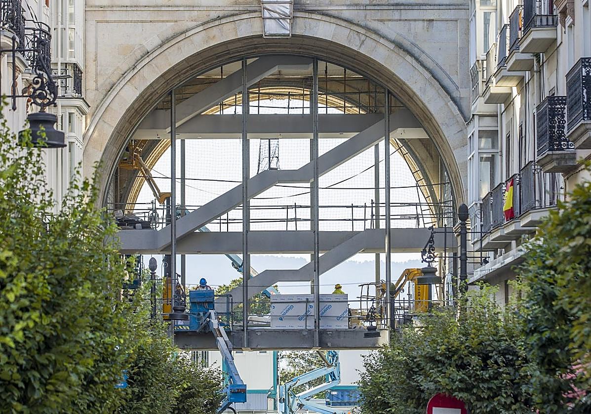 El emblemático arco del edificio, visto desde la calle Sanz de Sautuola, donde se centran los trabajos.
