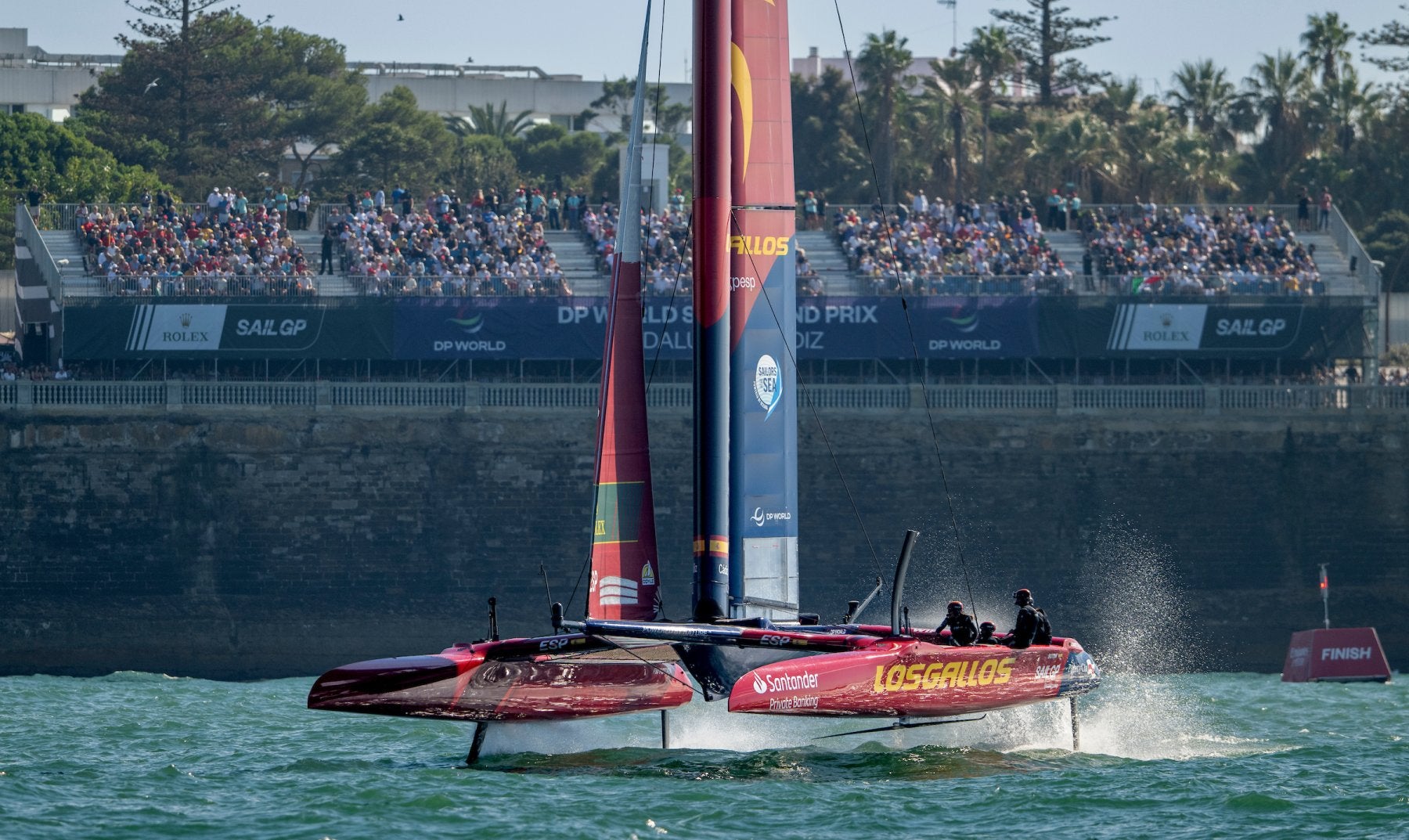 El barco de Los Gallos, ayer en plena competición.