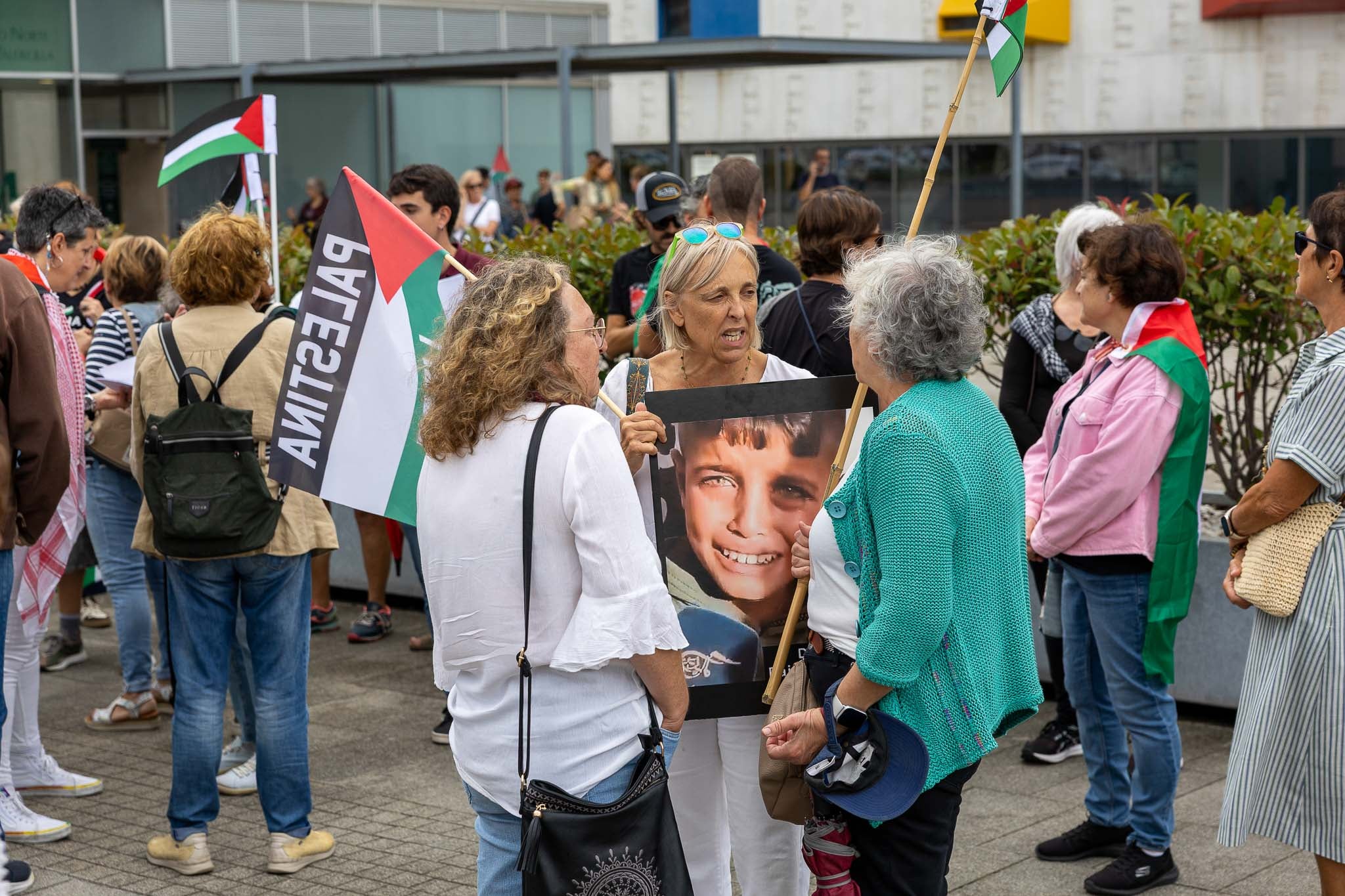 Algunos manifestantes llevaron carteles y fotos de los niños que sufren el genocidio que se está produciendo en Gaza. 
