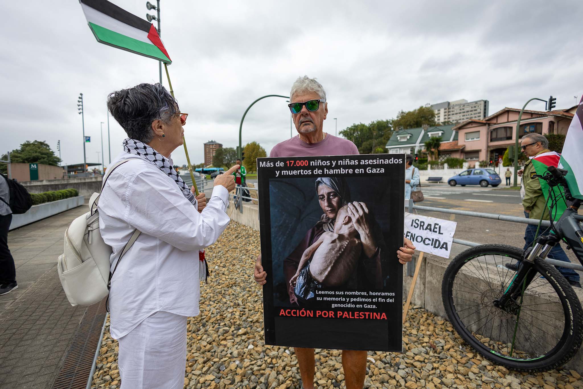Uno de los manifestantes lleva un cartel en el que pone que más de 17.000 niños y niñas han sido asesinados y han muerto de hambre en Gaza. 