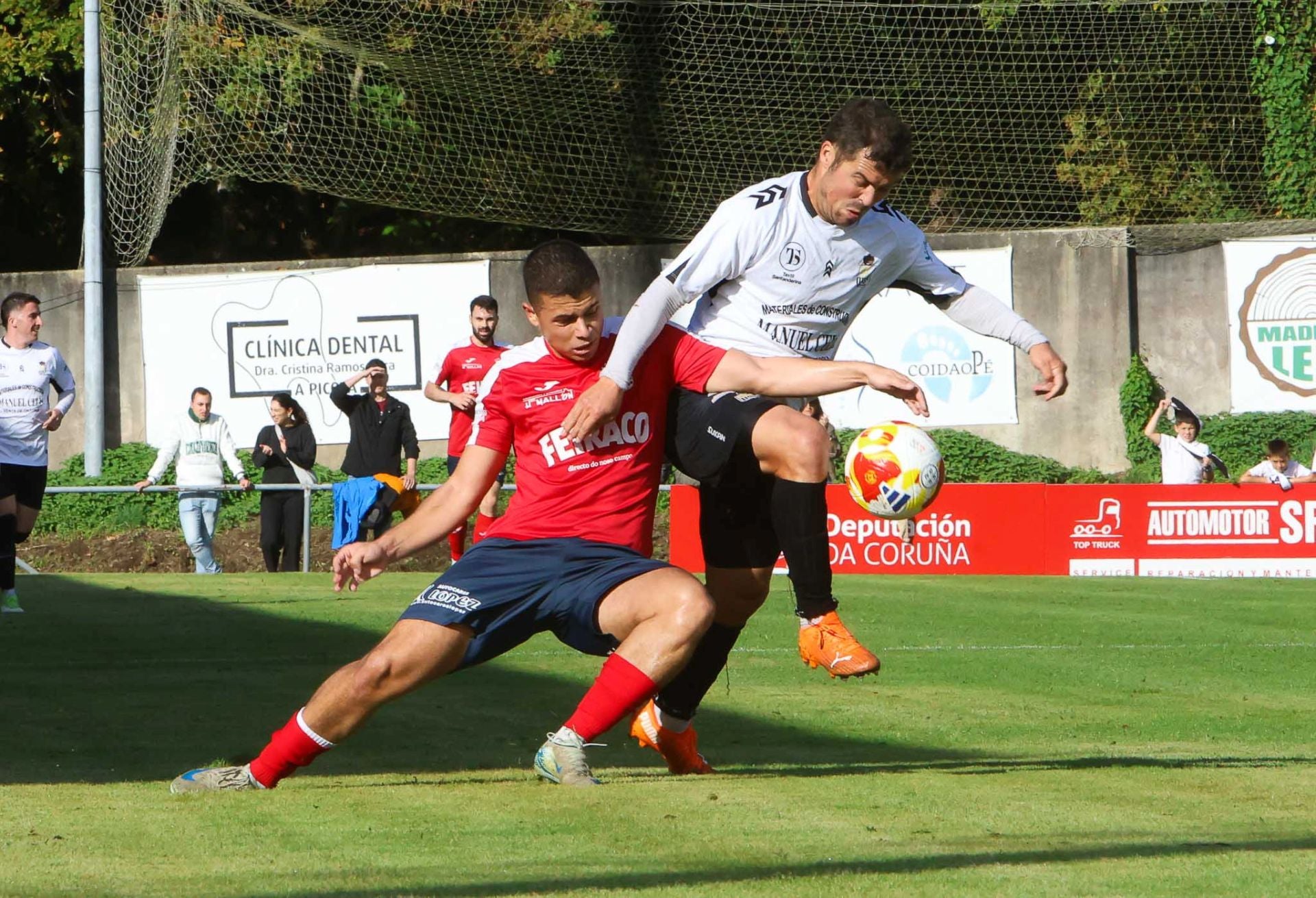 Perujo trata de llevarse el balón ante el acoso de un rival. 