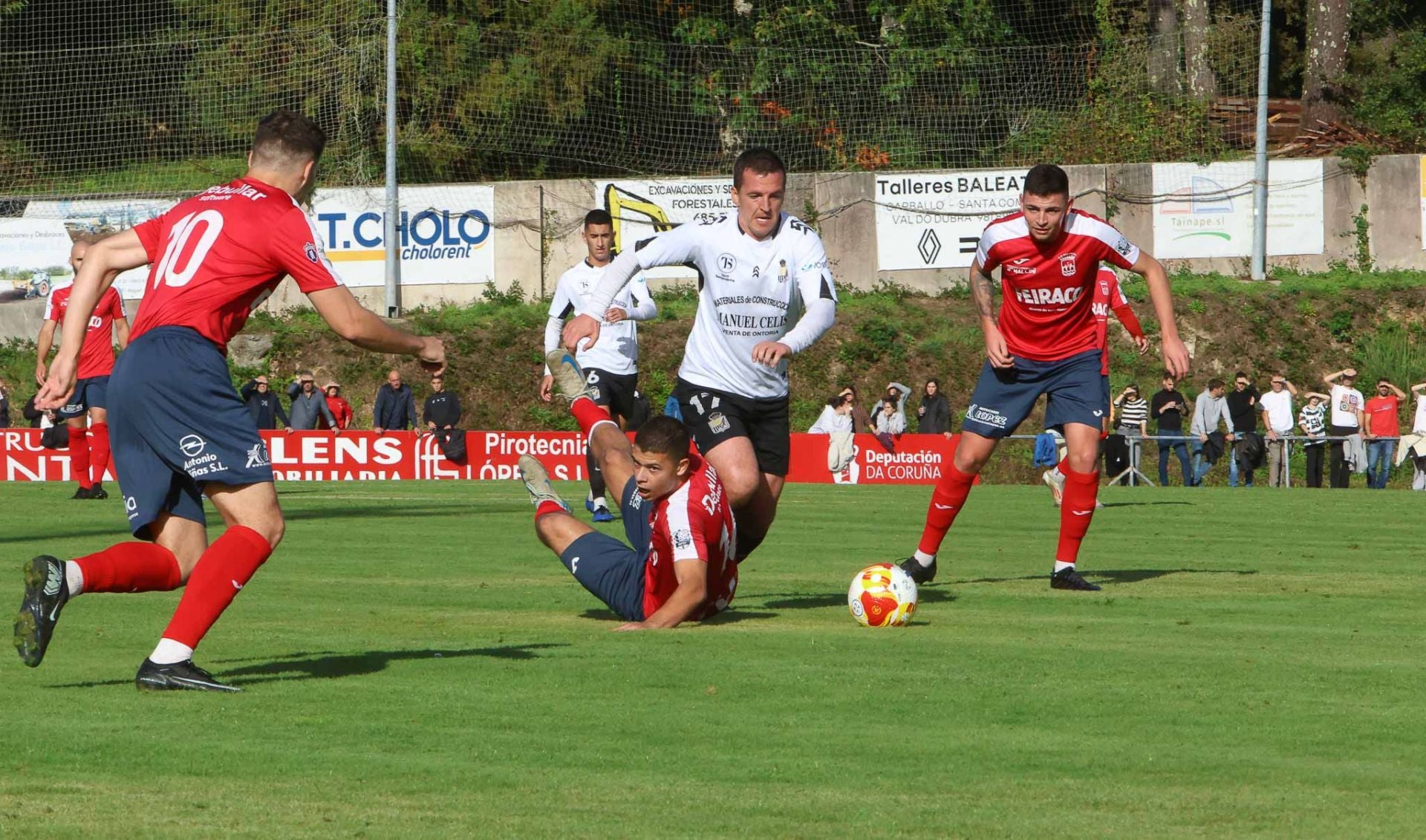 Héctor Marcos, que cayó lesionado en los primeros miutos del encuentro, conduce el balón entre rivales. 