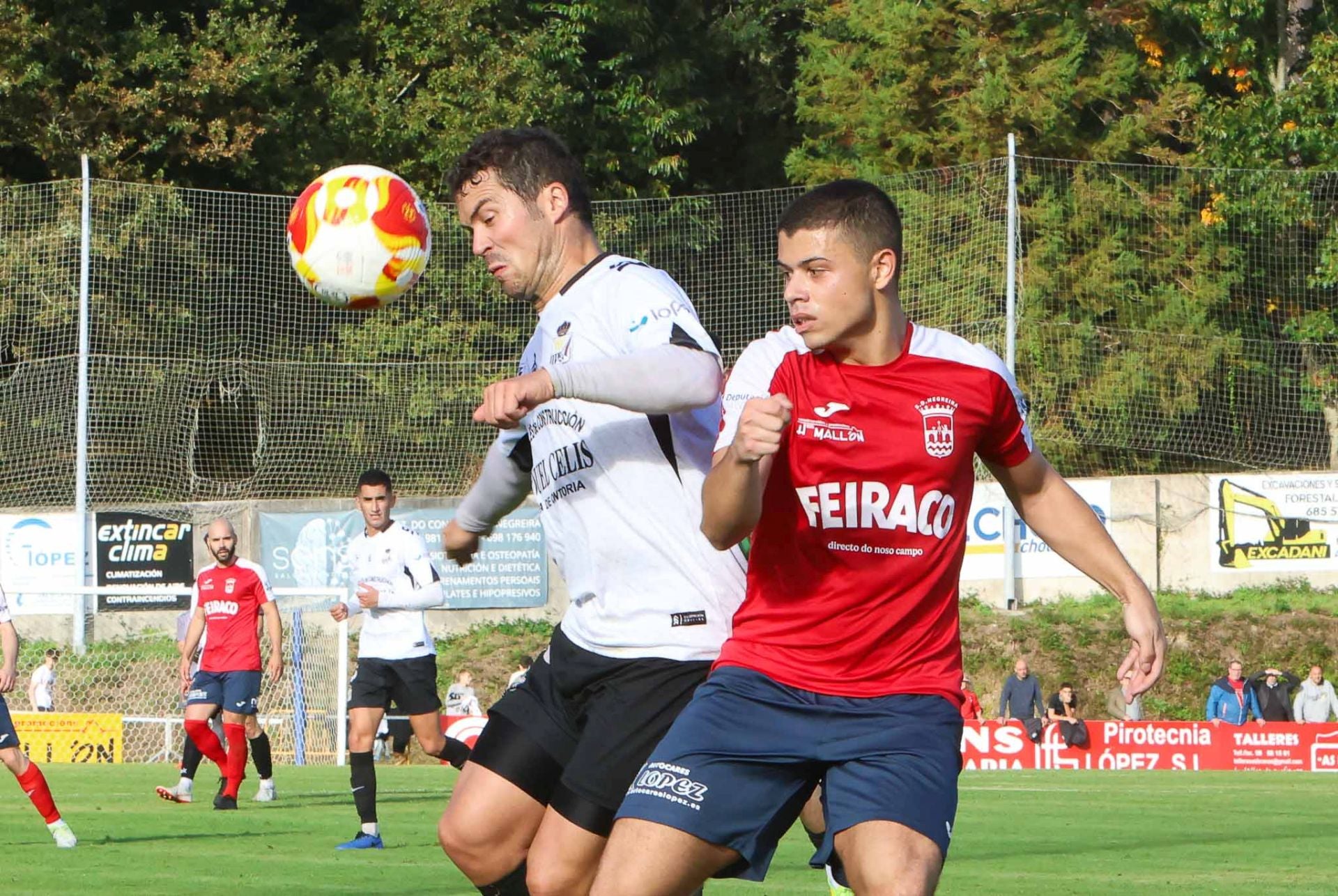 Perujo controla con la cabeza un balón dividido, ante la presión de un rival. 