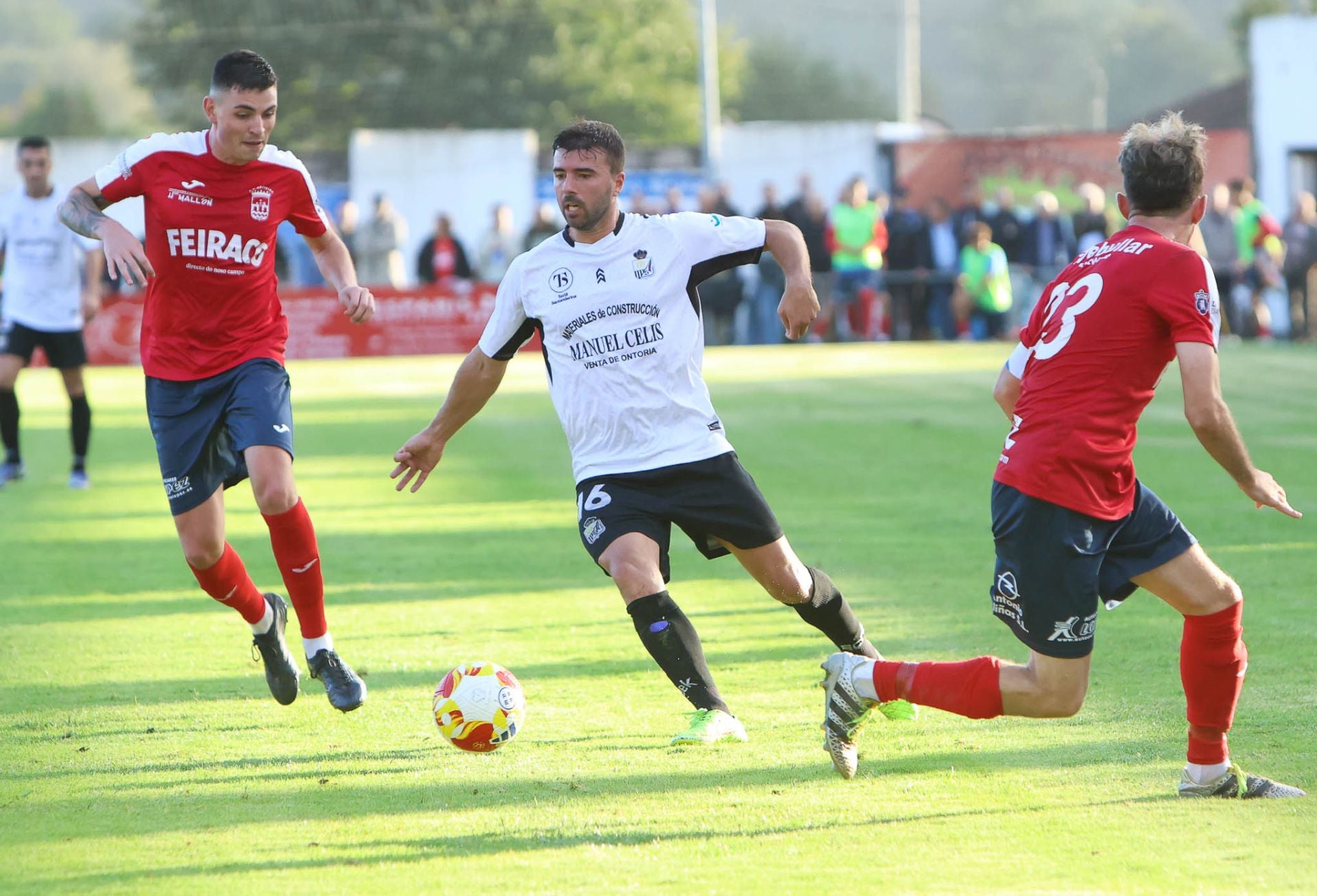 Pablo Cano avanza con la pelota en el centro del campo. 