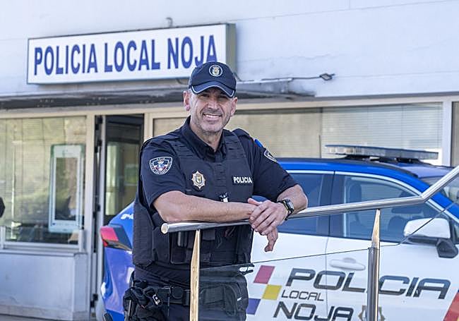 Nacho Pacheco posa frente a la comisaría de Noja.