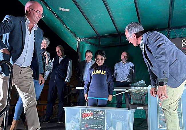 Sorteo de regalos en la gala del comercio en Los Corrales.