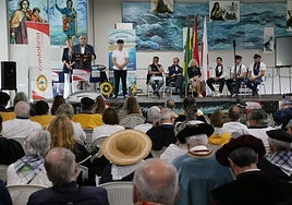 El consejero Roberto Media toma la palabra durante el acto central del evento, ayer, en Colindres .