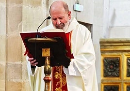 El padre José Antonio Álvarez, durante la ceremonia religiosa.