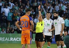 Marta Huerta muestra la roja a Javi Montero ante la mirada de Mantilla y Villalibre.