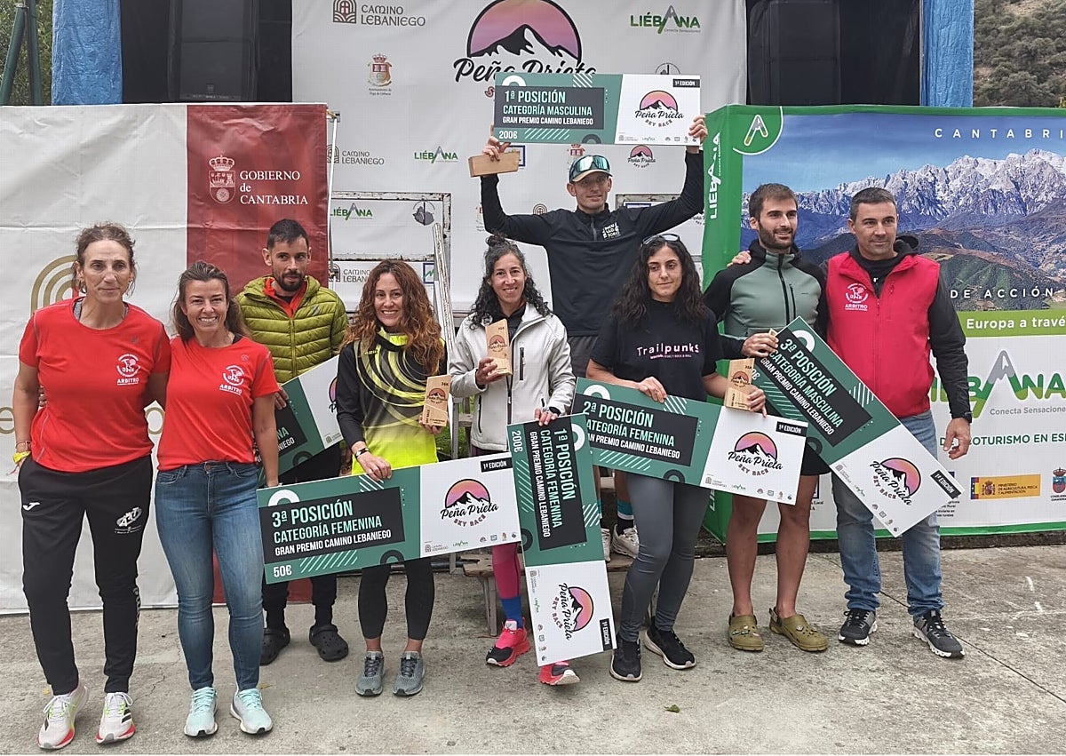 Imagen secundaria 1 - Mayka Bueno, camino de Peña Prieta; primeros clasificados en categoría masculina y femenina, y dos de los participantes durante la dura ascensión a la cumbre de Peña Prieta