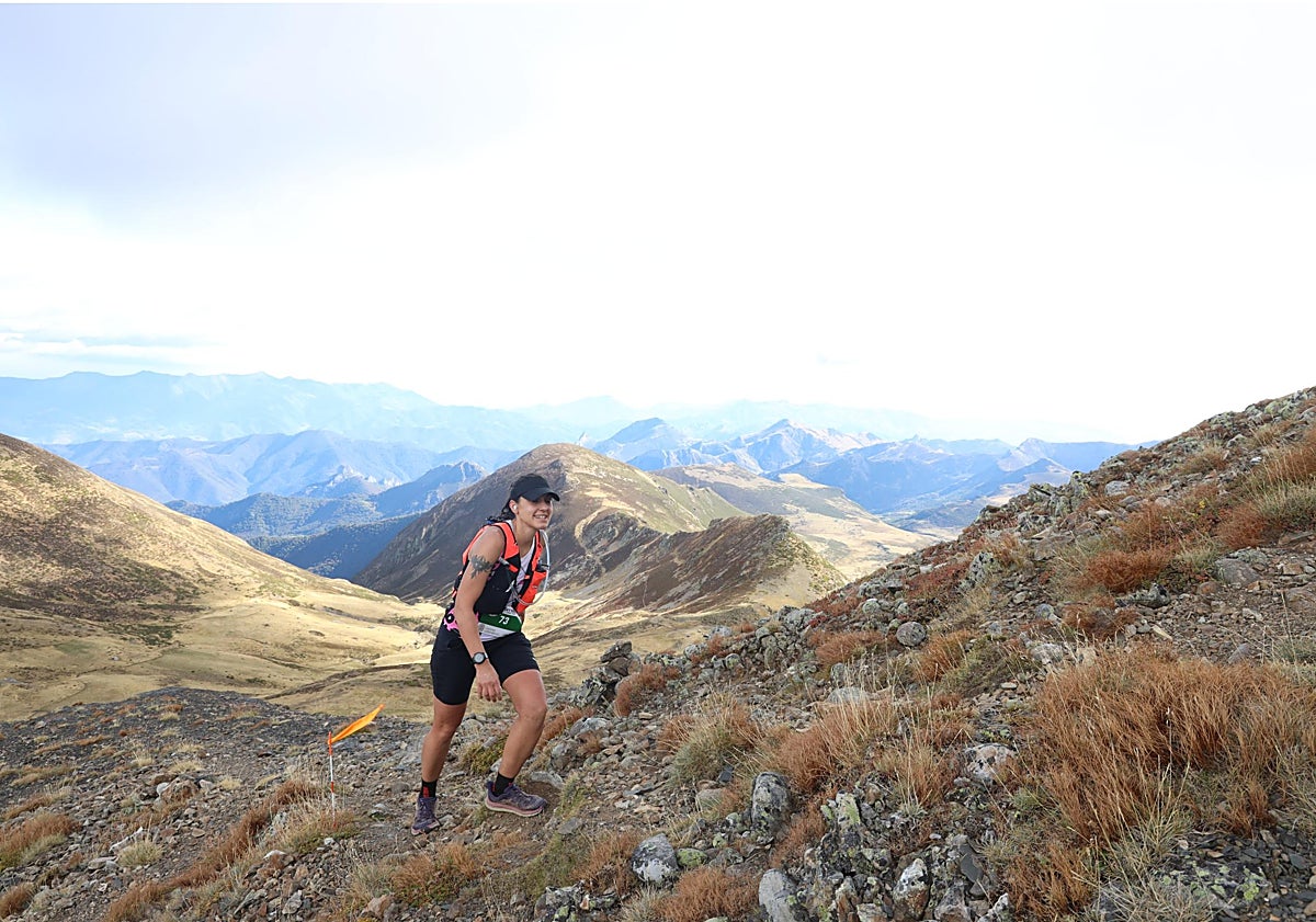 Imagen principal - Mayka Bueno, camino de Peña Prieta; primeros clasificados en categoría masculina y femenina, y dos de los participantes durante la dura ascensión a la cumbre de Peña Prieta