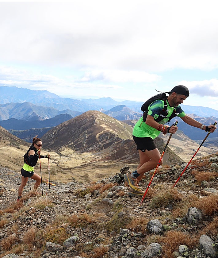 Imagen secundaria 2 - Mayka Bueno, camino de Peña Prieta; primeros clasificados en categoría masculina y femenina, y dos de los participantes durante la dura ascensión a la cumbre de Peña Prieta