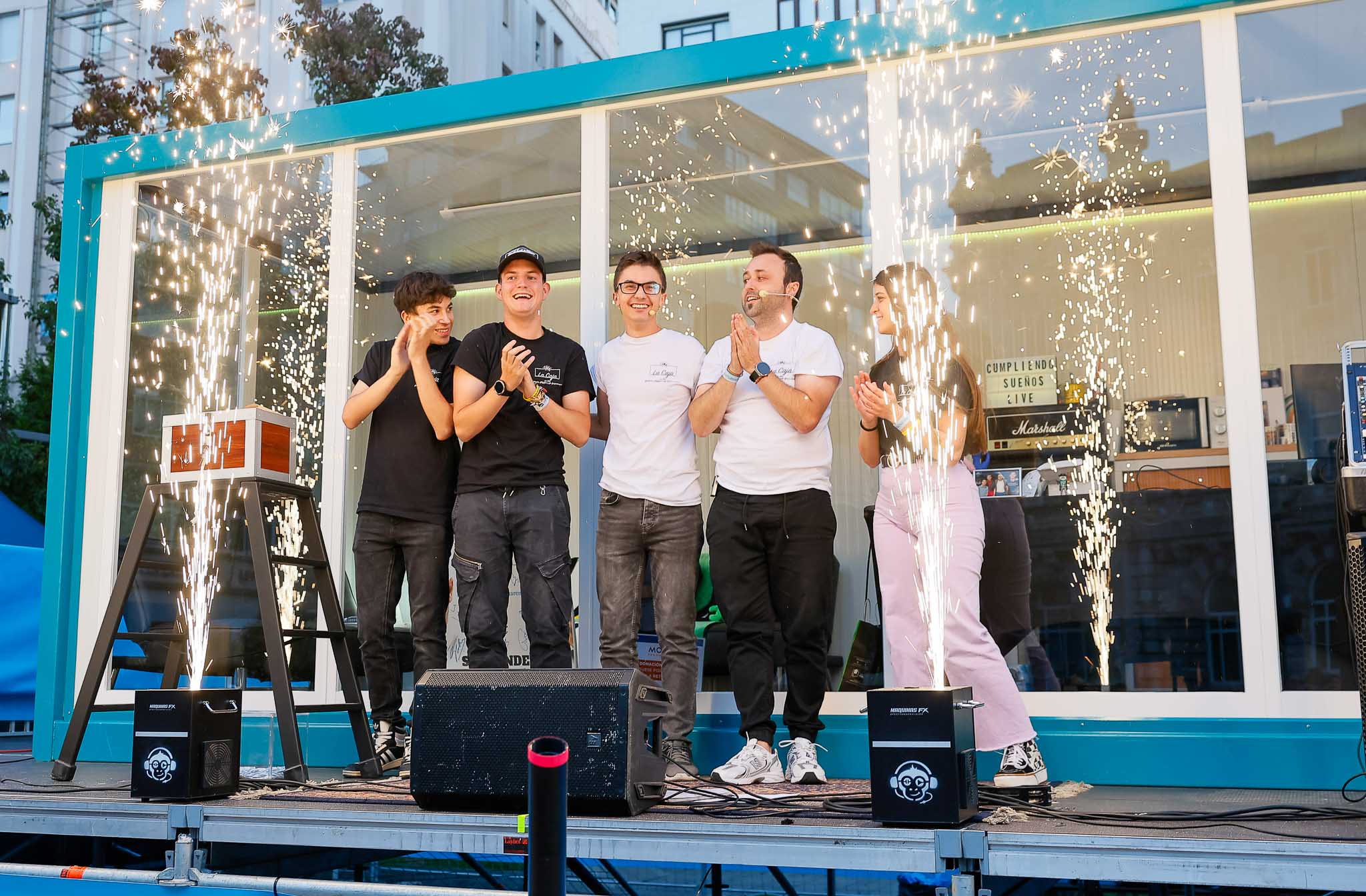 Los dos magos, junto a parte del equipo de 'La Caja', tras concluir el acto. 