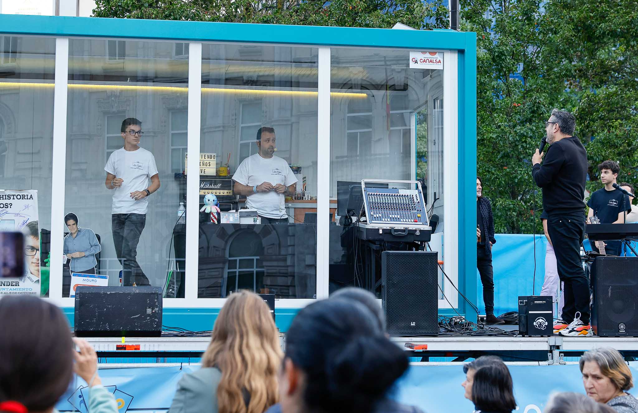 Asier Moon y el Mazo Xuso momentos antes de salir de 'La Caja'. 