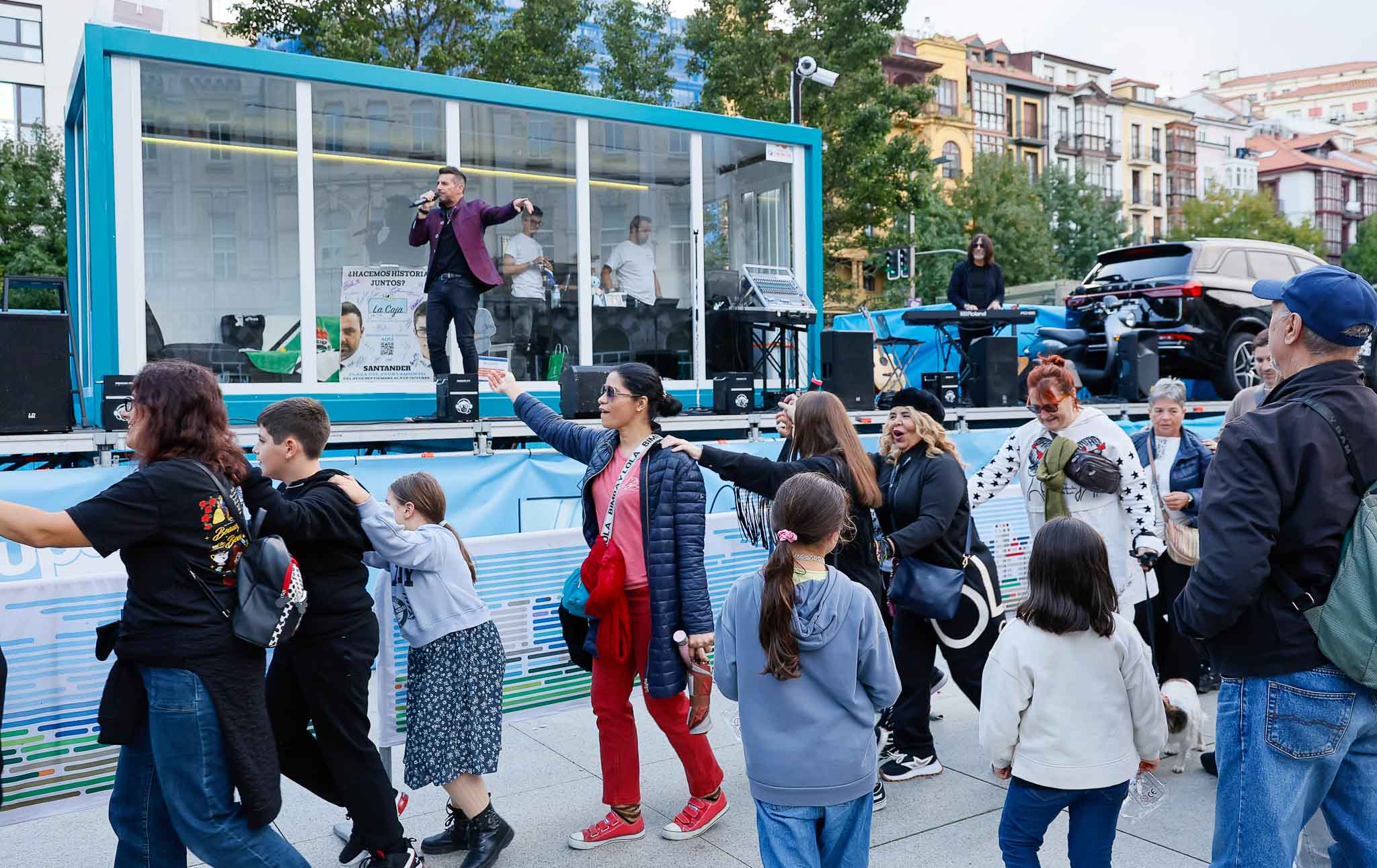 Antes de que los dos magos salieran de 'La Caja', hubo actuaciones musicales, que animaron al público que acudió al evento. 