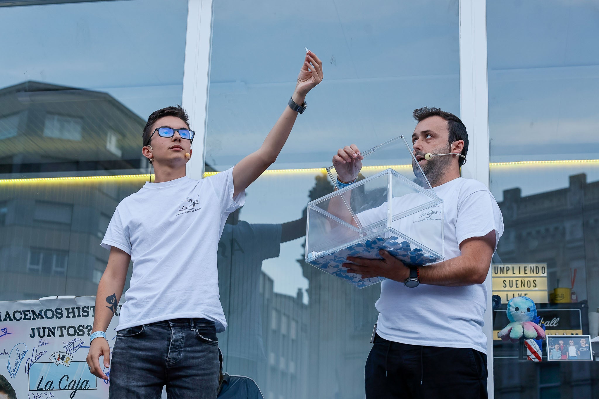 Los dos magos sacan las papeletas del sorteo de la moto eléctrica. 