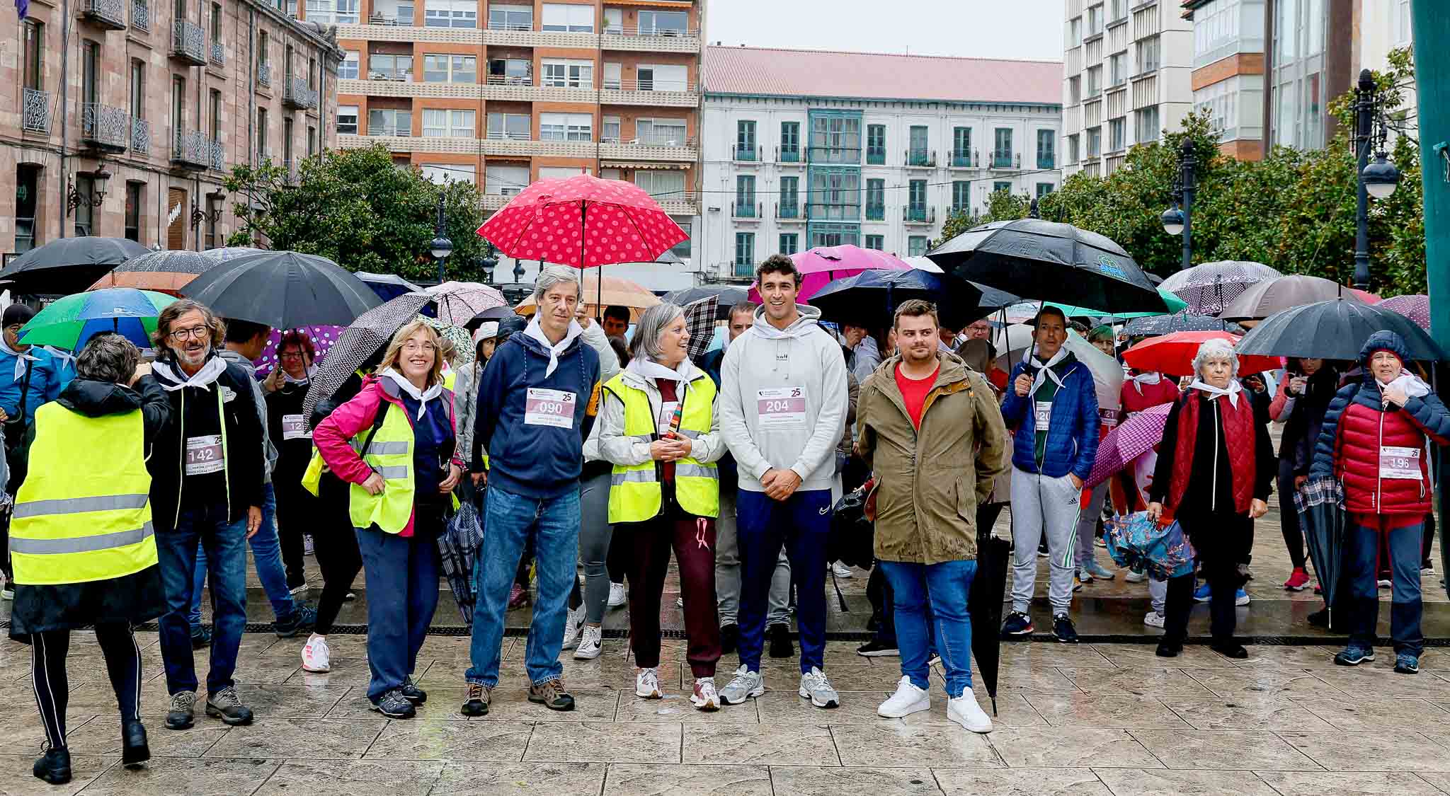 Foto de familia de los organizadores, concejales y asistentes, este domingo, en Torrelavega. 