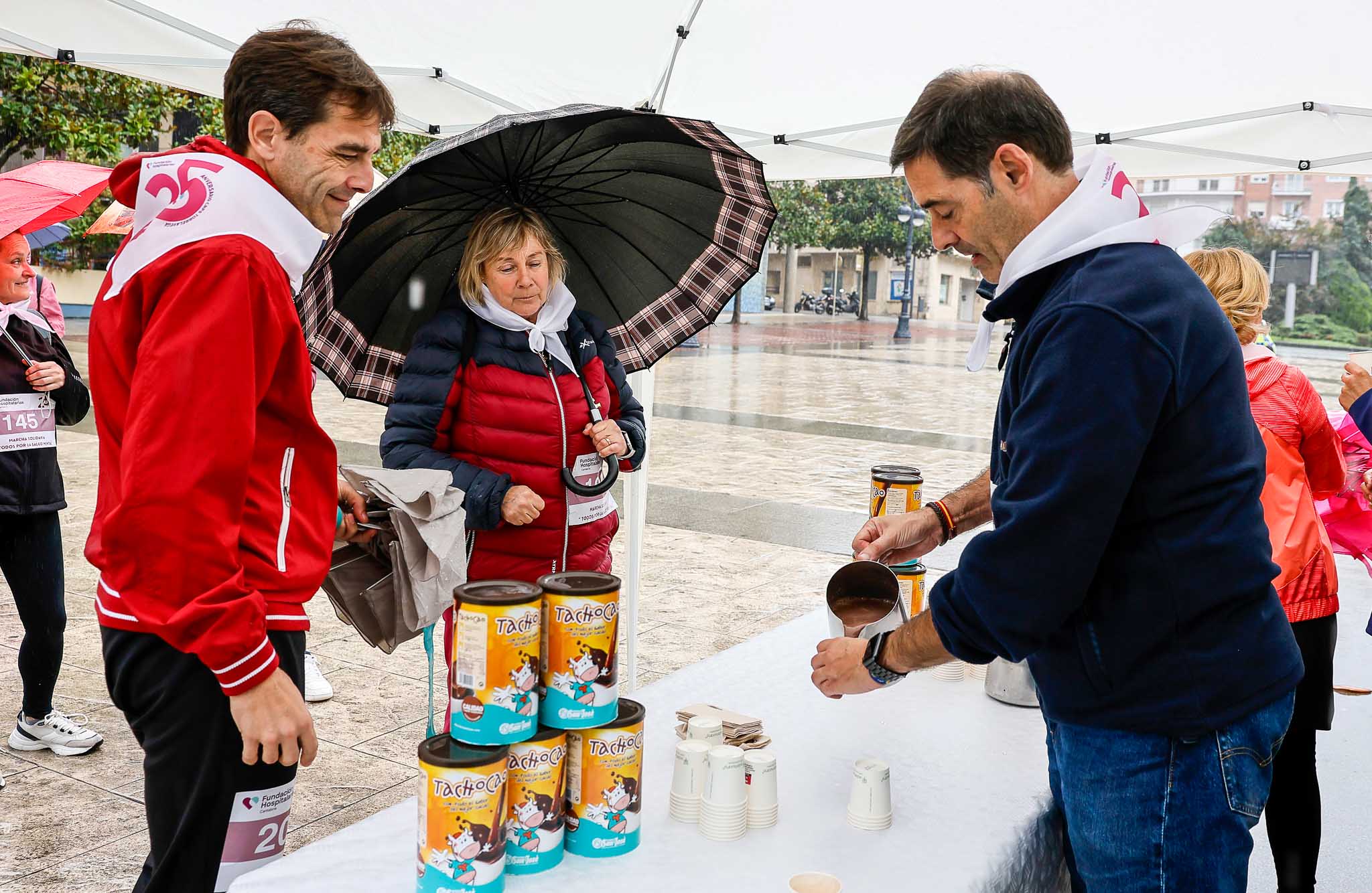 Los participantes pudieron disfrutar de una bebida caliente antes y después de la marcha. 