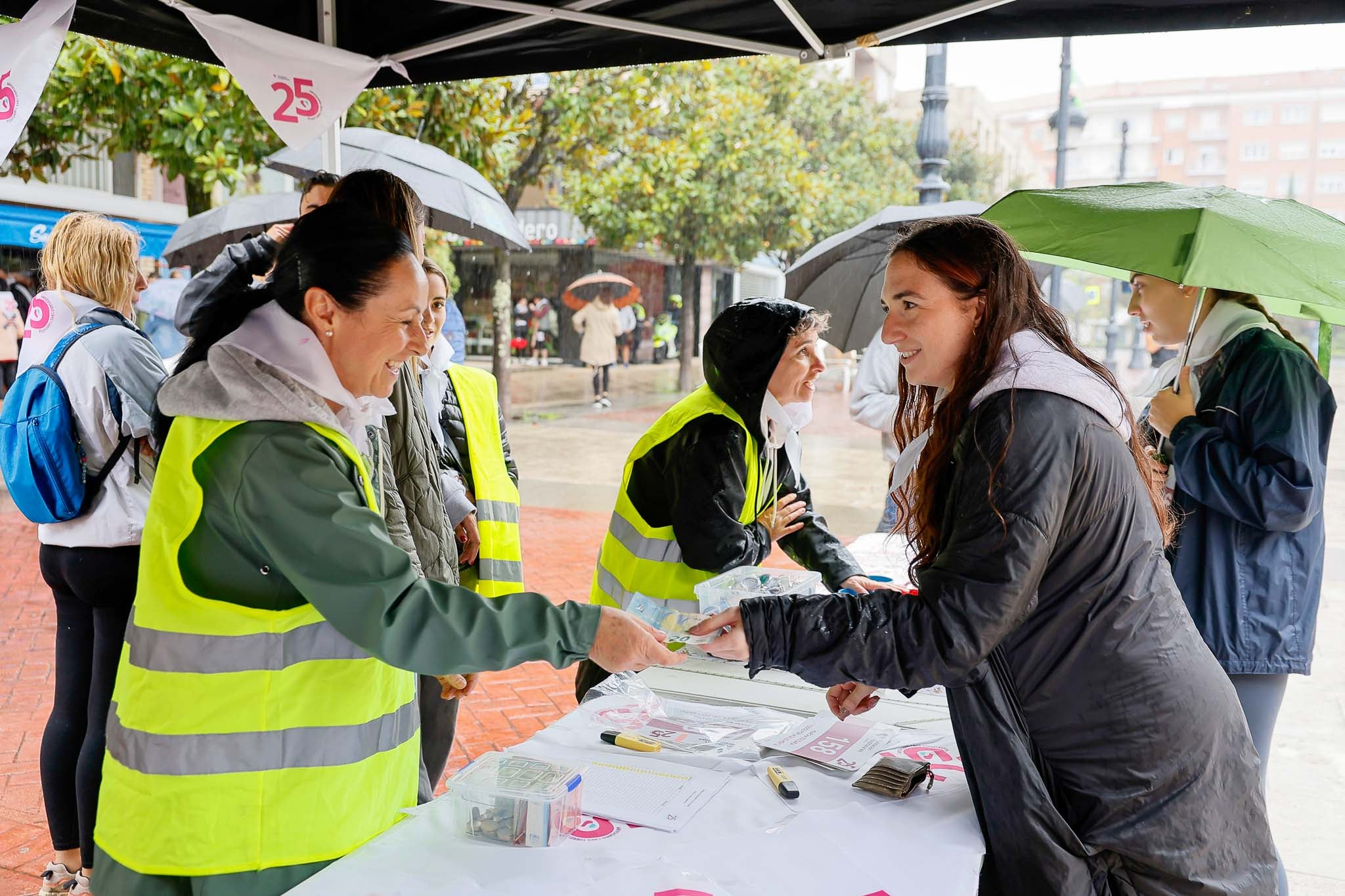 Los asistentes pudieron recibir información y dorsales justo antes de salir. 