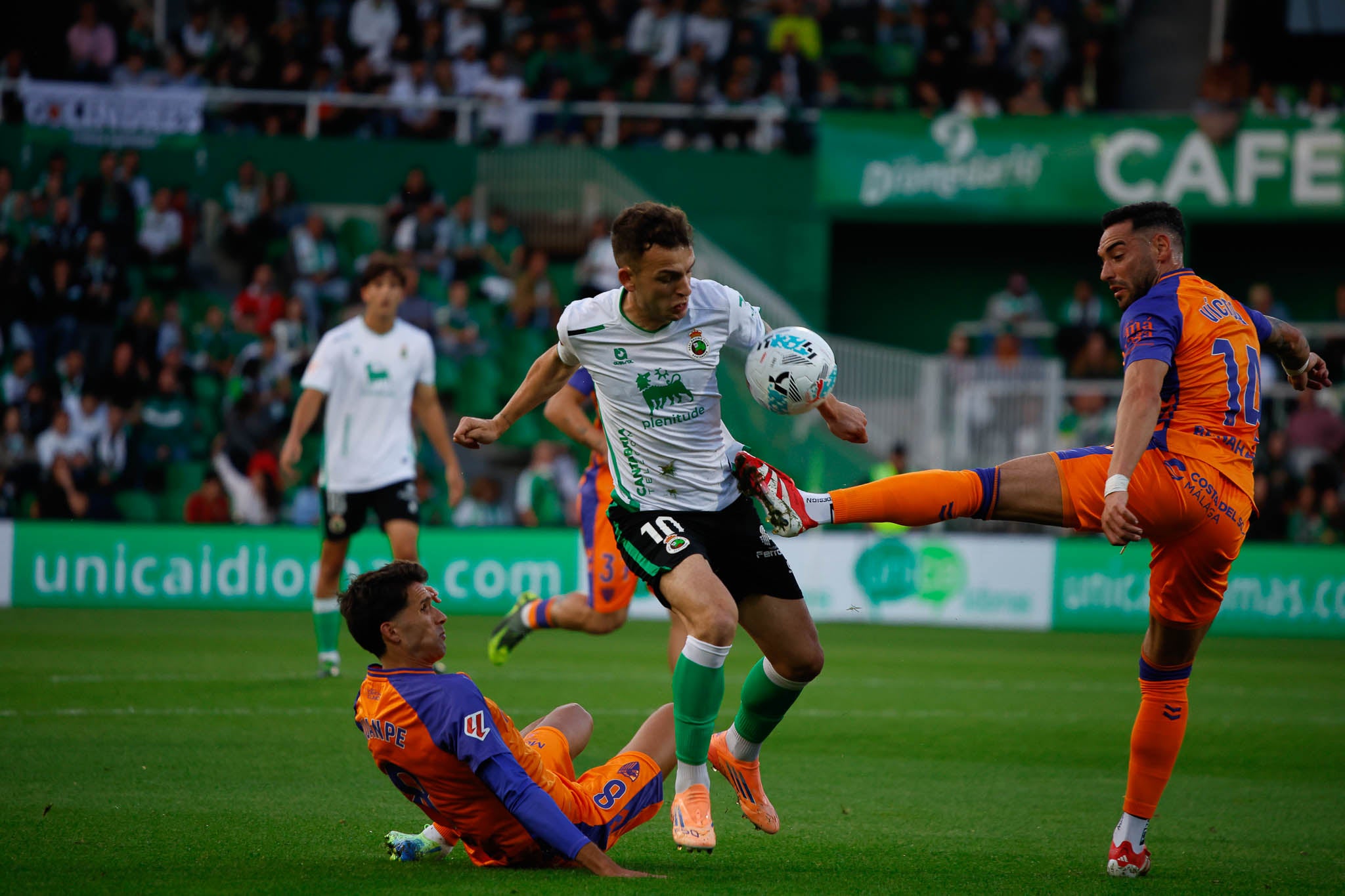 Íñigo Vicente tuvo la primera oportunidad clara del encuentro 
