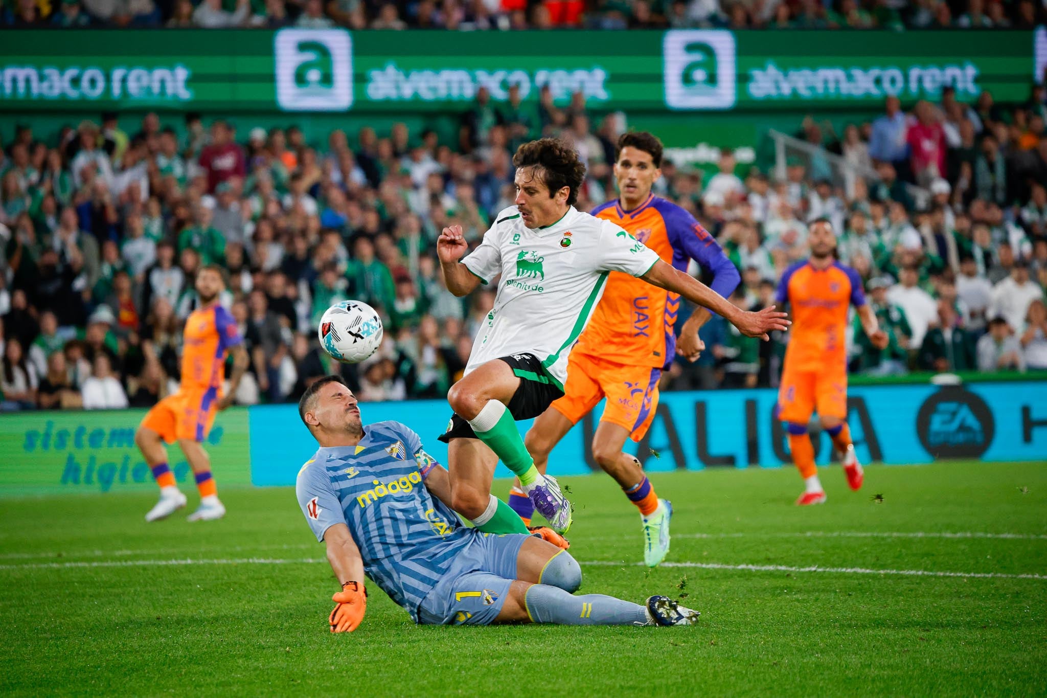 Sangalli salta encima del portero del Málaga Alfonso Herrero