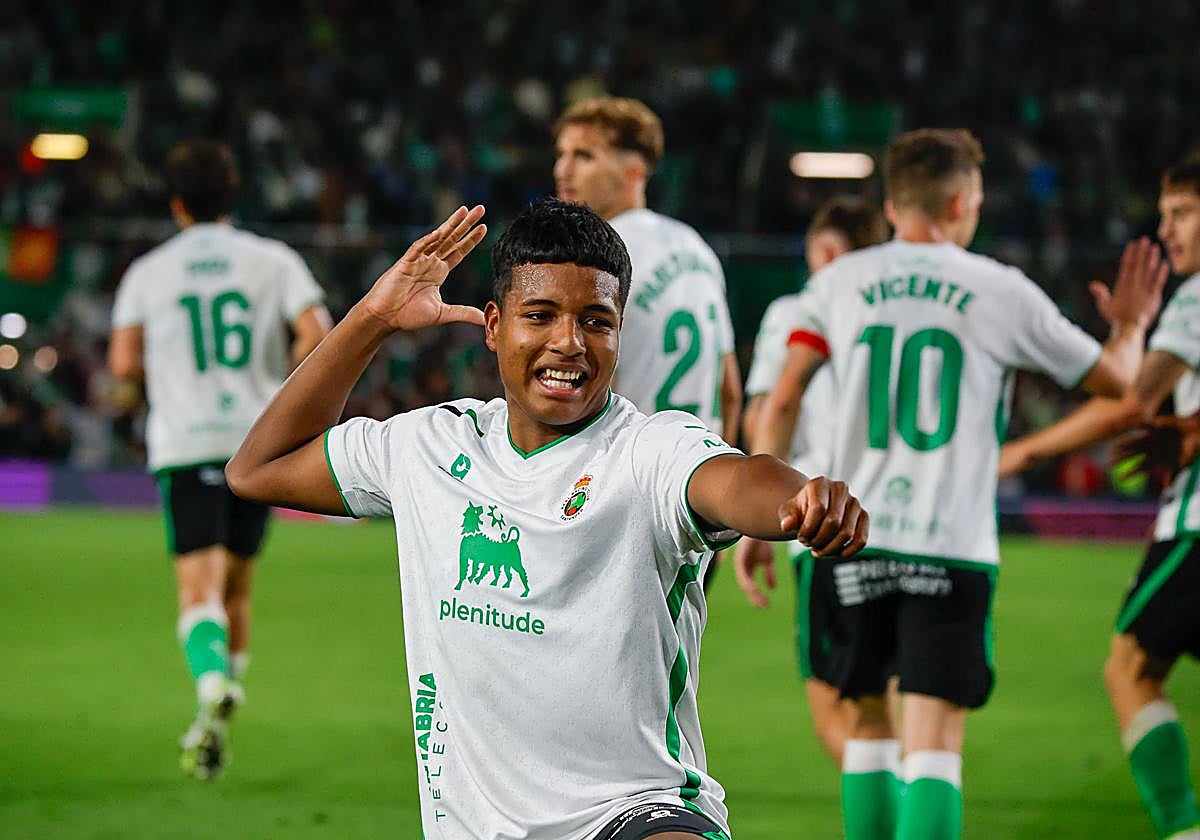 Jeremy celebra su tanto.