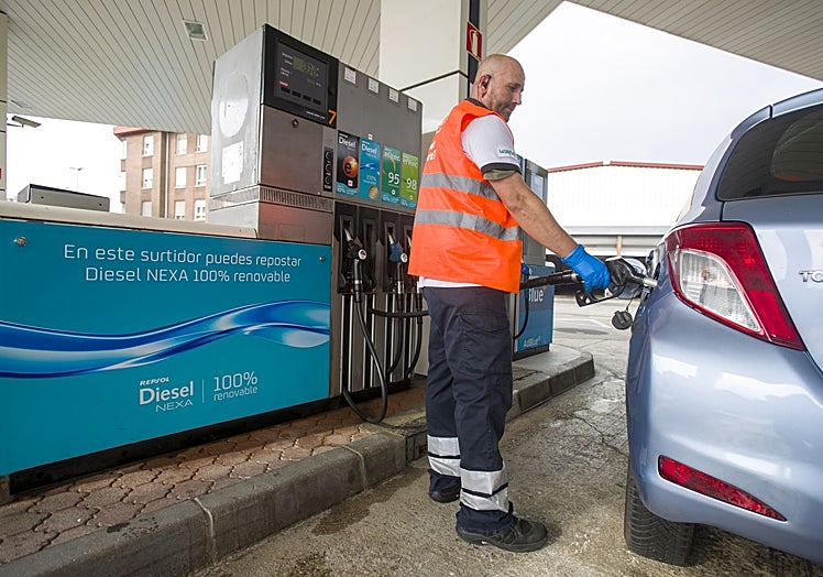 Estación de servicio en La Albericia, Santander, que ofrece diésel 100% renovable.
