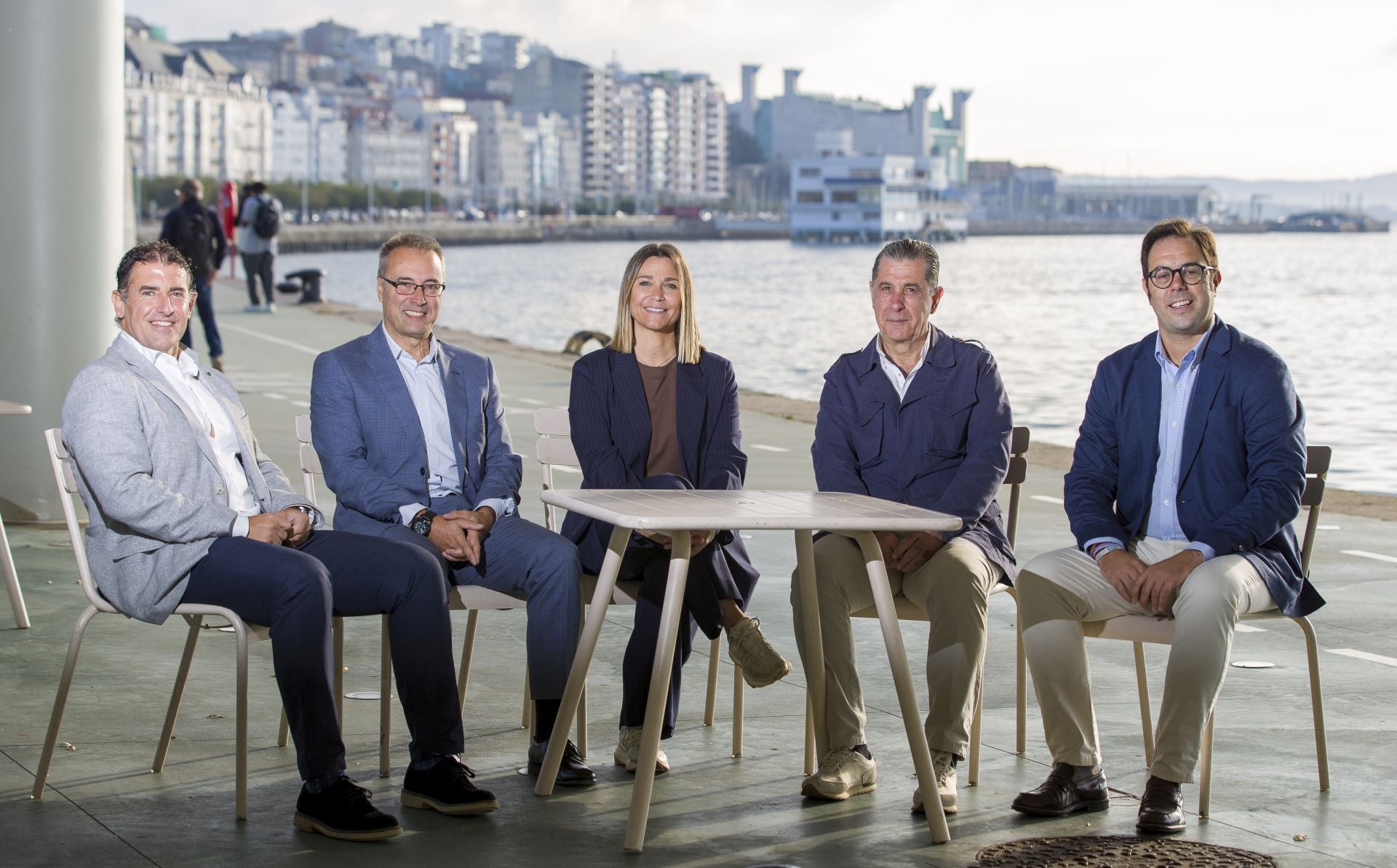 Emérito Astuy, Sergio Peón, Isabel Fombellida, Francisco Agudo y Daniel Fidalgo comparten mesa junto a la bahía de Santander