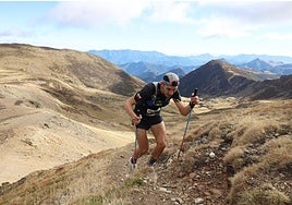 Víctor García afrontando la dura ascensión en Cubil de can camino de Peña Prieta