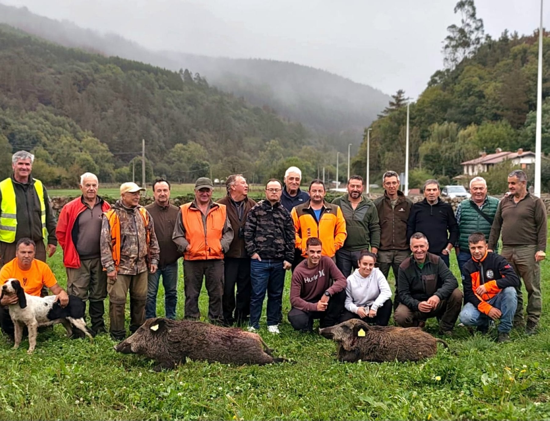 Componentes de la cuadrilla número 3,que capitanea Marcelo Gutiérrez, con los dos jabalíes que abatieron el pasado sábado el monte de Viaña, en la comarca del Cabuérniga.