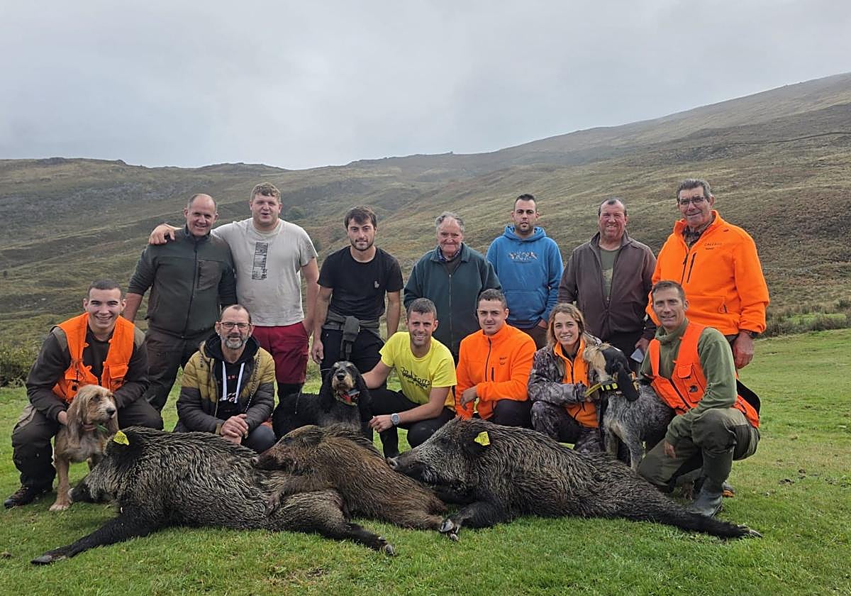 Integrantes de lacuadrilla 119, que dirige Raúl López, con los tres jabalíes que abatieron el domingo en la cacería celebrada en el lote deLa Mahílla.