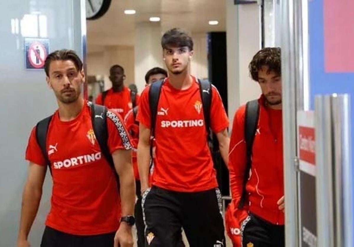 El Sporting, a su llegada el domingo a Gijón.