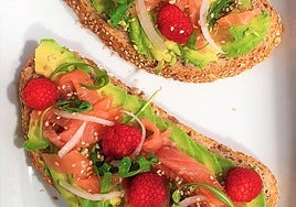 La tostada de aguacate invita a ser enriquecida con otros ingredientes.