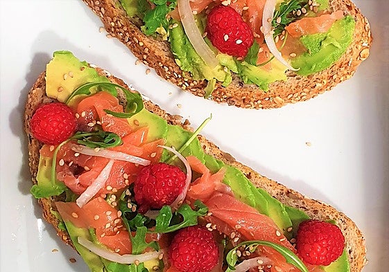 La tostada de aguacate invita a ser enriquecida con otros ingredientes.