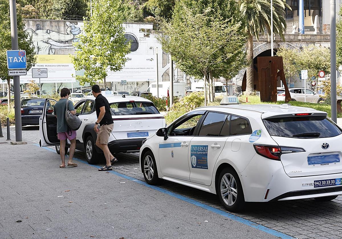 Dos taxis esperan clientes en la parada que hay junto a la estación de Renfe de Santander.
