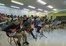 Ensayo conjunto en el campus de la UC de la Camerata Coral y el Ensemble con motivo del 'Sacred Concert' que ofrecerán este jueves en el Teatreo Municipal Concha Espina, en Torrelavega.