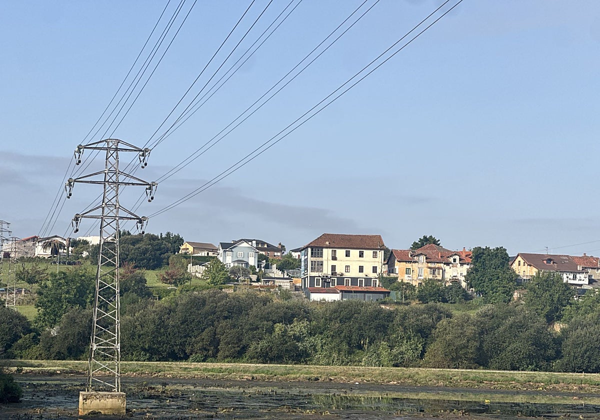 Torreta de alta tensión en las marismas de El Astillero que será retirada.