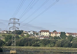 Torreta de alta tensión en las marismas de El Astillero que será retirada.